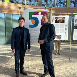 Robert Reck, Oberbürgermeister der Stadt Dessau, und UBA-Präsident Dirk Messner im Umweltbundesamt in Dessau