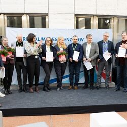 Das Bild zeigt die Nominierung der EPC Projektgesellschaft für Klima.Nachhaltigkeit.Kommunikation gGmbH (gemeinnützig) mit dem Projekt „KLIMA.PROFIT NRW“