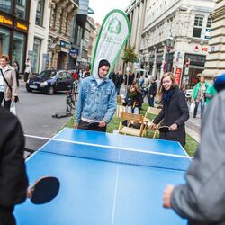 Menschen spielen Tischtennis auf Seitenparkstreifen