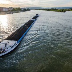 Foto: Ein Binnenschiff auf einer Wasserstraße.