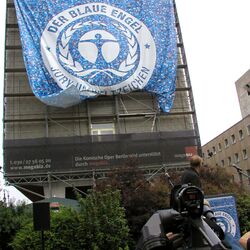 Zum 25-jährigen Jubiläum des Blauen Engel wurde ein riesiges Plakat an einer Hausfassade entrollt. 
