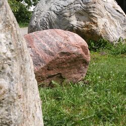 verschiedene Größen und Farben von Findlingen