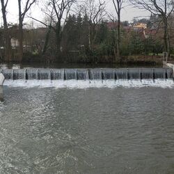 Auf dem Foto ist die Wehr mit Wasserkraftnutzung an der Ilm dargestellt