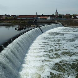 Auf dem Bild wird die Wehr an der Mulde bei Raguhn dargestellt
