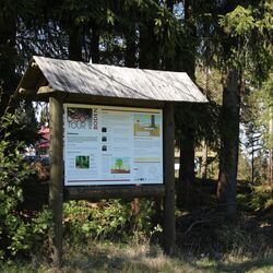 Tafel am Entdeckerpfad am Waldhaus in Mehlmeisel