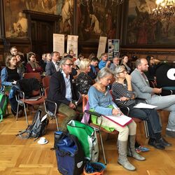 Das EMW-Maskottchen Edgar sitzt als Stoffpuppe bei den Teilnehmenden