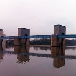 Wasserkraftwerk bei Griesheim im Main von oberstrom fotografiert.