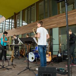 Schülerband mit Saxophon und Keyboard auf der Bühne