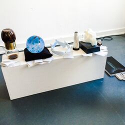 die Trophäen sind aufgereiht und mit Zetteln versehen