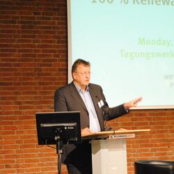 Dr. Klaus Müschen on a speaker's desk