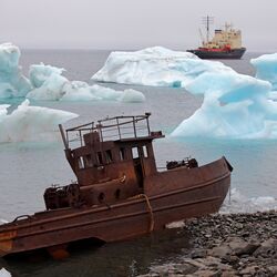 Schiffswrack an der arktischen Küste