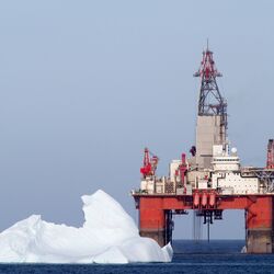 Eisberg in der Nähe einer Bohrinsel