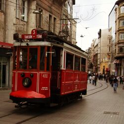 Die historische Straßenbahn im Zentrum von Istanbul