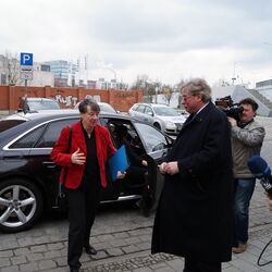 Vode dem UBA in Dessau steigt Barbara Hendricks aus dem Auto und wird von UBA-Vizepräsident Holzmann sowie einem Fernsehteam empfangen.
