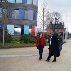 Barbara Hendricks und UBA-Vizepräsident Holzmann vertieft in ein Gespräch, sie gehen auf das UBA-Hauptgebäude zu.