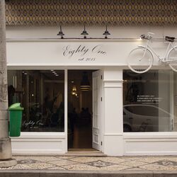 Schaufenster eines Friseursalons mit einem hängenden Fahrrad