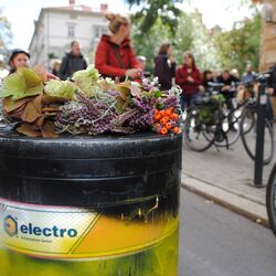 Poller bei der Rollparade mit Blumen geschmückt