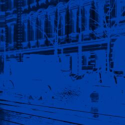 Pferdewagen sammelt auf der Straße Müll ein