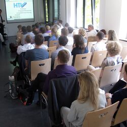 Blick zur Leinwand und auf die Teilnehmer der Arbeitsgruppe I