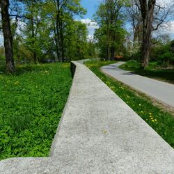 Hochwasserschutzweg an einem Grünstreifen