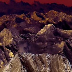 Schneebedeckte Berge mit Wolken.