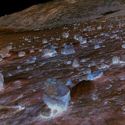 Größere Steine auf einem vereisten Abhang.