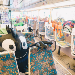 Bunte Sitze in der Straßenbahn in Chemnitz