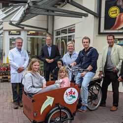 Gruppenfoto mit Lastenrad