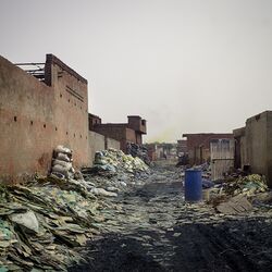 Straße voller Müll. Alte Gebäude links.