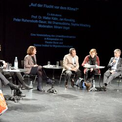 Gäste auf der Bühne zur Podiumsdiskussion