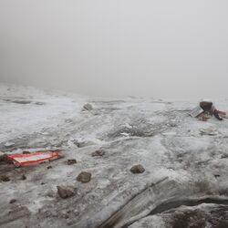 Verlassene Bergsteigerausrüstung bei Schlechtwetter auf der Zugspitze.