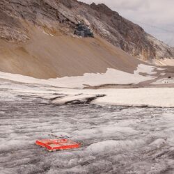 Station auf der Zugspitze. Kaum Schnee in der Landschaft.