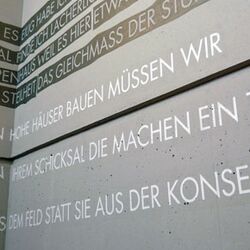 Eine Betonwand beschrieben bzw. bemalt mit kritischen Texten & Worten