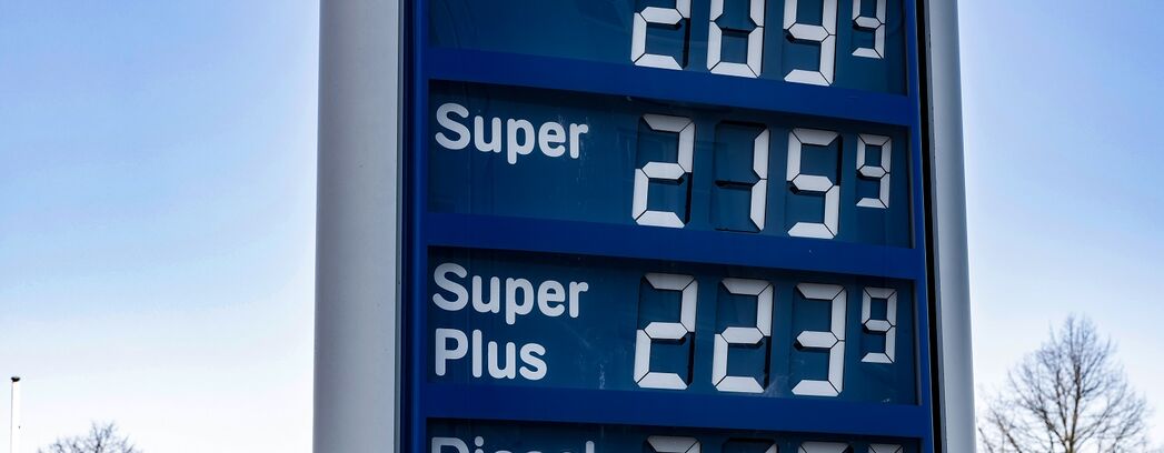 Das Bild zeigt die Preistafel einer Tankstelle mit Preisen für Benzin und Diesel deutlich über 2 Euro pro Liter.