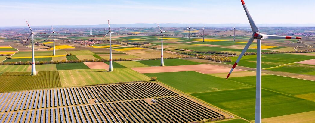 Windräder zwischen Agrarflächen und einem Solarpark