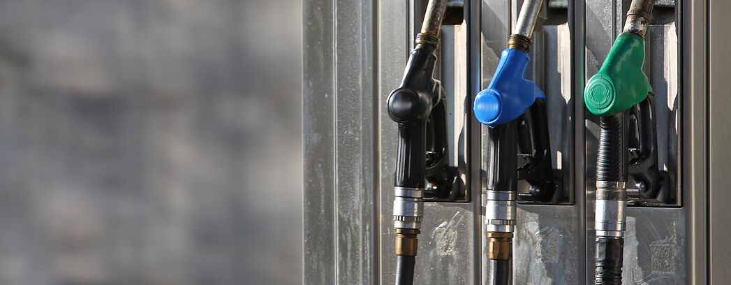Zapfsäule einer Tankstelle mit drei Benzinzapfhähnen