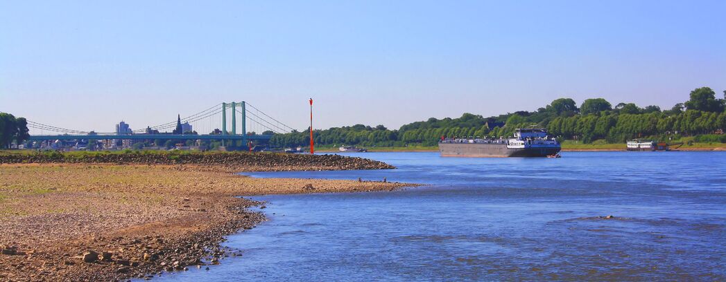 Binnenfrachtschiff auf Fluss mit Niedrigwasser.