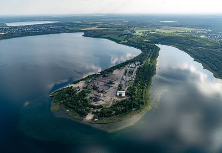 Luftaufnahme der Halbinsel Ferropolis umgeben vom Gremminer See