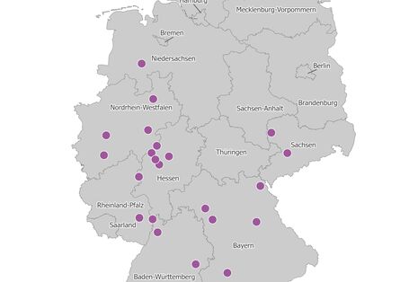 Die Karte zeigt die räumliche Verteilung der PRTR-berichtspflichtigen Eisenmetallgießereien im Jahr 2024. Die meisten dieser Betriebe liegen in dem Bundesland Hessen.