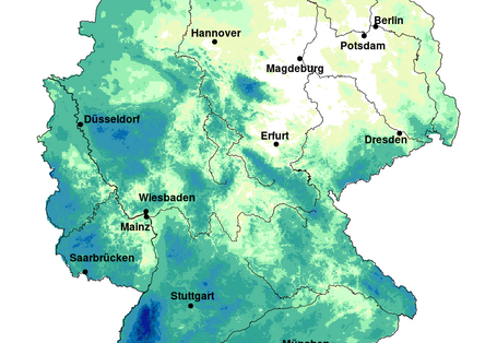 Die Deutschlandkarte zeigt eine ungleiche Verteilung der Niederschläge: Während im Großteil der ostdeutschen Bundesländer weniger Regen fällt, regnet es vor allem im Alpenvorland und in Südwestdeutschland deutlich mehr. Die Spanne reicht dabei von 310 mm bis 2433 mm jährlichen Niederschlags.