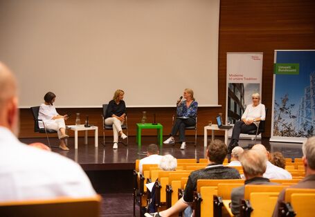 Öffentlicher Auftakt zum StadtLabor DE-RSL am 23. August 2024 mit der ehemaligen Umweltministerin Steffi Lemke, der UBA-Vizepräsidentin Lilian Busse sowie Jacqueline Lohde, Bürgermeisterin und Beigeordnete für Bauen und Stadtgrün der Stadt Dessau-Roßlau
