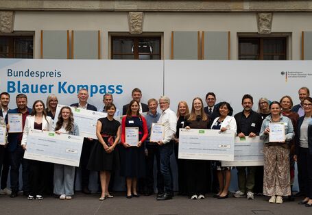 Das Foto zeigt die Sieger*innen des Bundespreis "Blauer Kompass" 2026