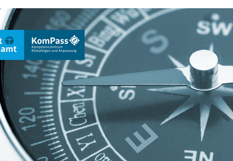 Das Einstiegsbild für den Newsletter zeigt das Logo des Kompetenzzentrum Klimafolgen und Anpassung und einen Kompass