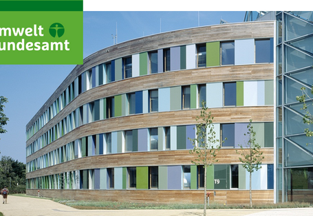 Das Einstiegsbild für den Newsletter zeigt das Logo des Umweltbundesamtes und den Eingangsbereich des Gebäudes in Dessau