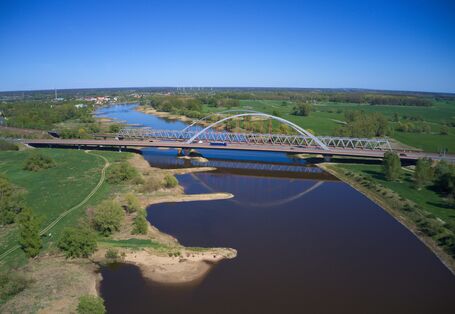 eine Brücke über einen Fluss, Drohnenaufnahme aus der Luft