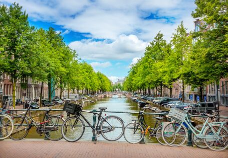 Fahrräder und ein Kanal in Amsterdam