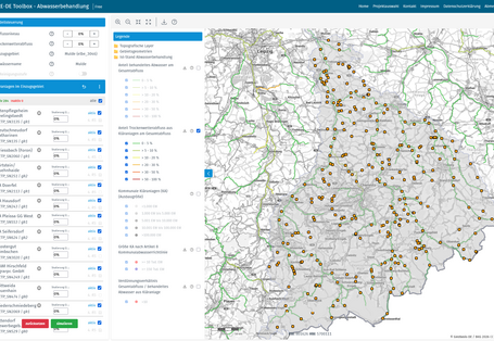 Das Bild zeigt eine Ansicht des interaktiven Werkzeugs „Abwasserbehandlung“. In einer Kartenansicht sind beispielhaft für ein ausgewähltes Einzugsgebiet in Hessen farblich differenziert der Anteil behandelten Abwassers in den Gewässern sowie die im Einzugsgebiet gelegenen Kläranlagen dargestellt. In einer Menüleiste (links) wird die Legende und das Simulationstool des Werkzeugs angezeigt.
