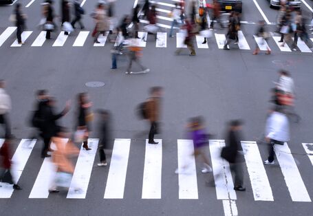 Menschen auf Zebrastreifen