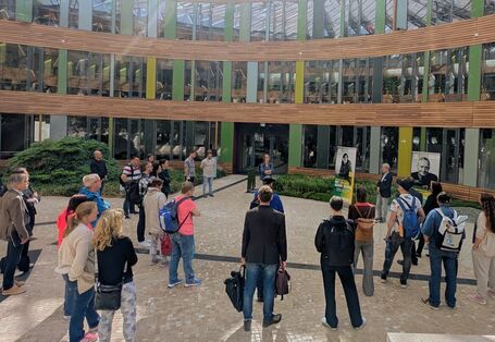 Mehrer Personen stehen im Foyer des UBA in Dessau