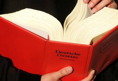 ein dickes Gesetzbuch, aufgeschlagen